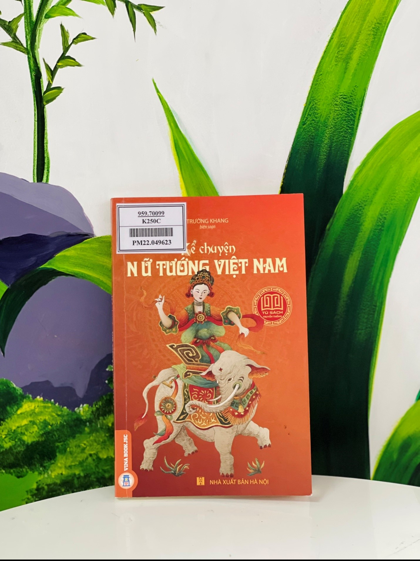 Kể chuyện nữ tướng Việt Nam / Trường Khang b.s.. - H : Nxb. Hà Nội, 2022. -. - 179tr ; 21 cm. - ( Tủ sách Truyền thống)